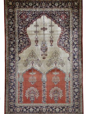 zijde antiek Hereke tapijt is handgeknoopt en verkrijgbaar bij Perez Tilburg