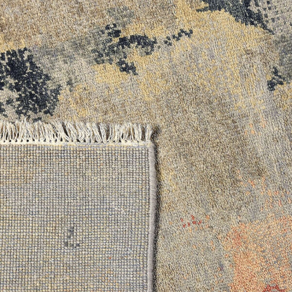 Achterkant hoek aanzicht van vloerkleed ADMIRAL in de kleur roest, gemaakt van wol.