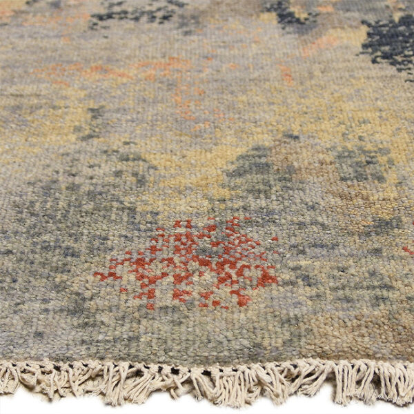 Zijkant detail aanzicht van vloerkleed ADMIRAL in de kleur roest, gemaakt van wol.