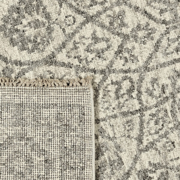 Achterkant hoek aanzicht van vloerkleed ARDEBIL in de kleur beige grijs, gemaakt van wol.