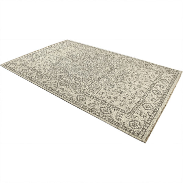 Diagonaal aanzicht van vloerkleed ARDEBIL in de kleur beige grijs, gemaakt van wol.