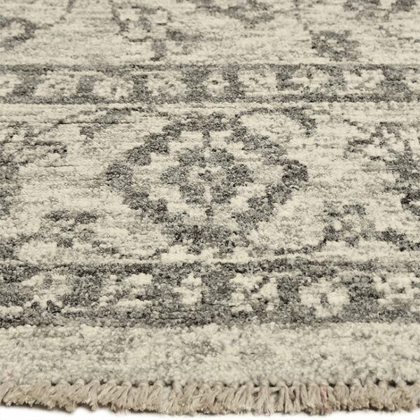Zijkant detail aanzicht van vloerkleed ARDEBIL in de kleur beige grijs, gemaakt van wol.