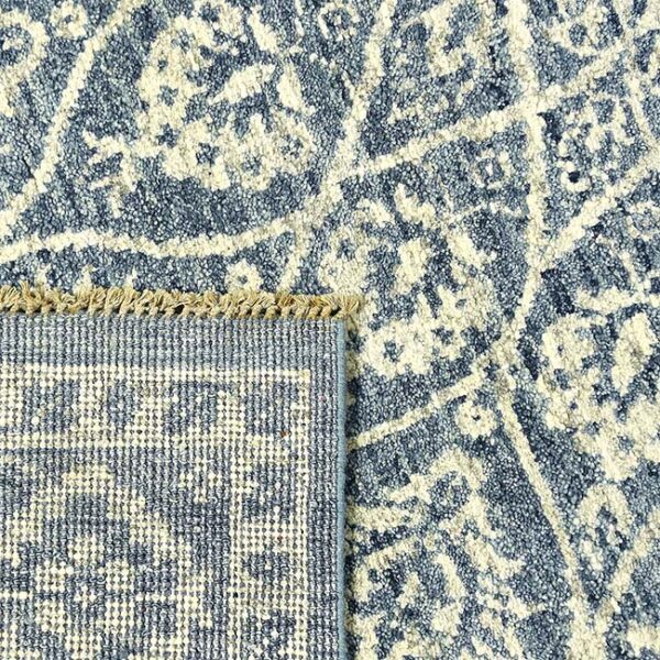 Achterkant hoek aanzicht van vloerkleed ARDEBIL in de kleur blauw, gemaakt van wol.