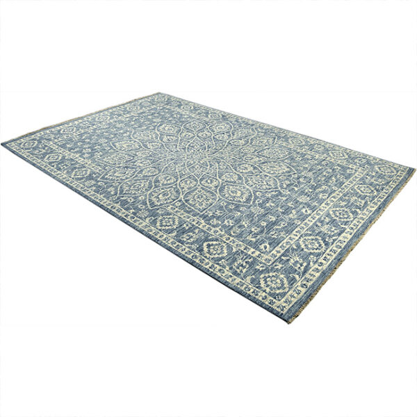Diagonaal aanzicht van vloerkleed ARDEBIL in de kleur blauw, gemaakt van wol.