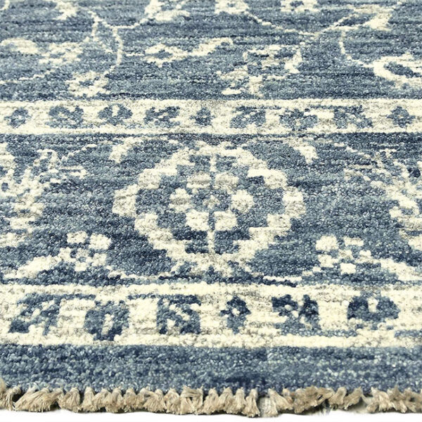 Zijjkant detail aanzicht van vloerkleed ARDEBIL in de kleur blauw, gemaakt van wol.