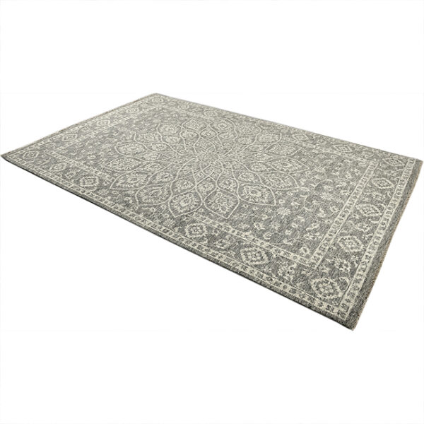 Diagonaal aanzicht van vloerkleed ARDEBIL in de kleur grijs beige, gemaakt van wol.
