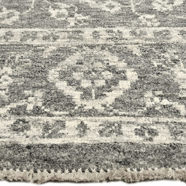 Zijkant detail aanzicht van vloerkleed ARDEBIL in de kleur grijs beige, gemaakt van wol.