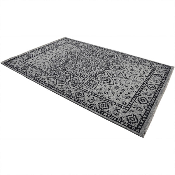 Diagonaal aanzicht van vloerkleed ARDEBIL in de kleur grijs zwart, gemaakt van wol.
