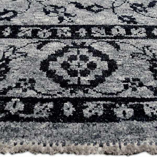 Zijkant detail aanzicht van vloerkleed ARDEBIL in de kleur grijs zwart, gemaakt van wol.