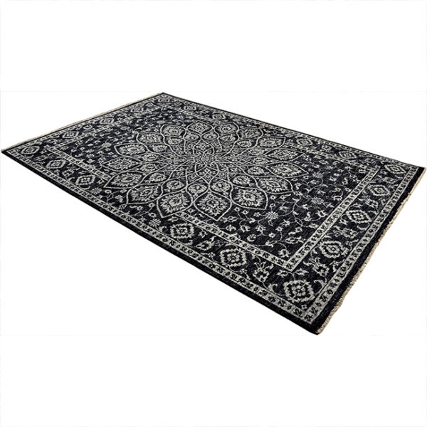 Diagonaal aanzicht van vloerkleed ARDEBIL in de kleur zwart grijs, gemaakt van wol.