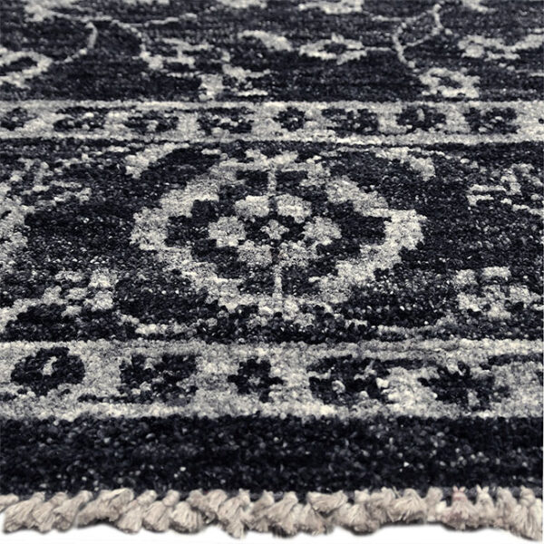 Zijkant detail aanzicht van vloerkleed ARDEBIL in de kleur zwart grijs, gemaakt van wol.