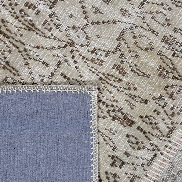 Achterkant hoek van vloerkleed ANKARA patchwork, in de kleur beige gemaakt van wol.
