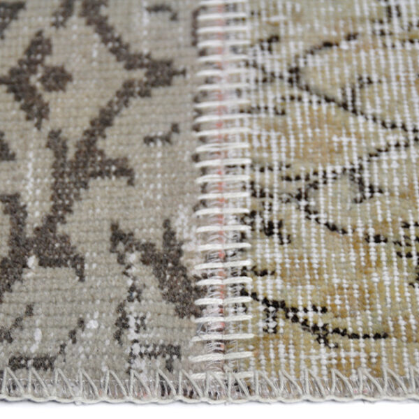 Zijkant detail aanzicht van vloerkleed ANKARA patchwork, in de kleur beige gemaakt van wol.