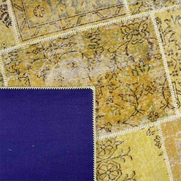 Achterkant hoek aanzicht van vloerkleed ANKARA patchwork, in de kleur geel gemaakt van wol.