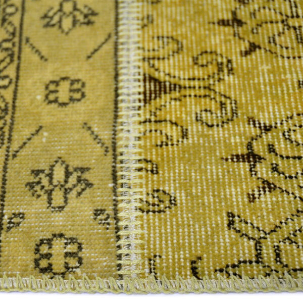 Zijkant detail aanzicht van vloerkleed ANKARA patchwork, in de kleur geel gemaakt van wol.