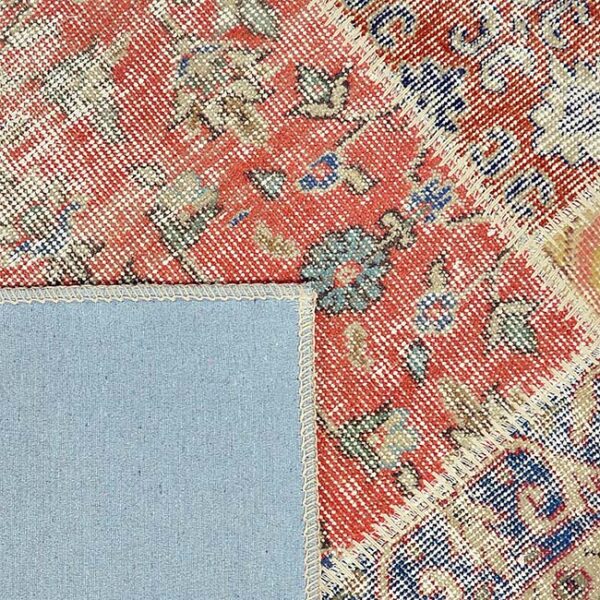 Achterkant hoek aanzicht van vloerkleed ANKARA patchwork, in de kleur rustiek multi gemaakt van wol.