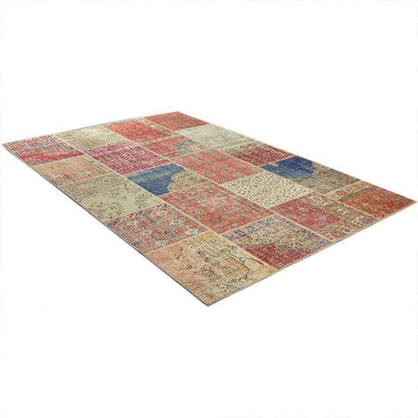 Diagonaal aanzicht van vloerkleed ANKARA patchwork, in de kleur rustiek multi gemaakt van wol.