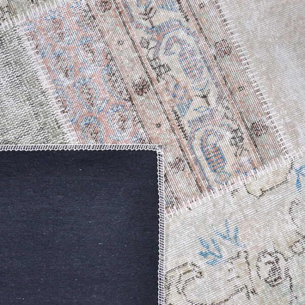 Achterkant hoek aanzicht van vloerkleed ANKARA patchwork, in de kleur soft beige gemaakt van wol.