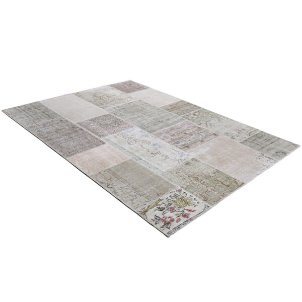 Diagonaal aanzicht van vloerkleed ANKARA patchwork, in de kleur soft beige gemaakt van wol.