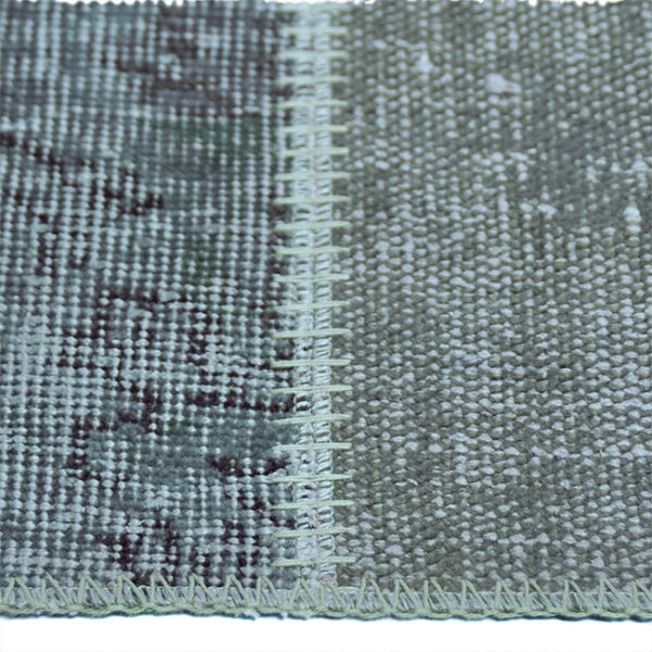 Zijkant detail aanzicht van vloerkleed ANKARA patchwork, in de kleur water groen gemaakt van wol.