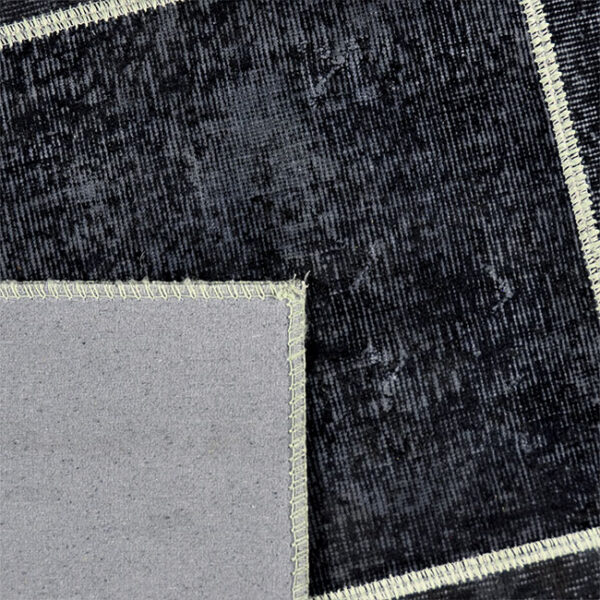 Achterkant hoek aanzicht van vloerkleed ANKARA patchwork, in de kleur zwart olijf gemaakt van wol.