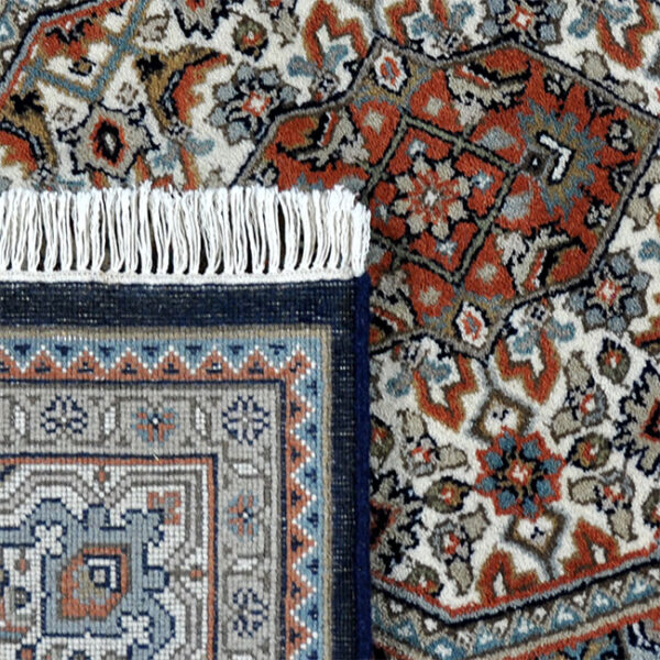 achterkant hoek aanzicht van vloerkleed BIDJAR, in de kleur blauw creme, gemaakt van wol.