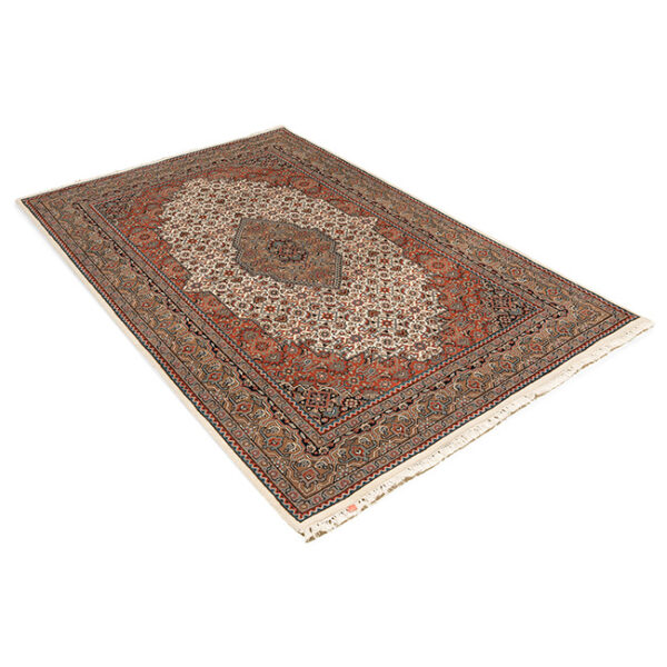 diagonaal aanzicht van vloerkleed BIDJAR, in de kleur bruin creme, gemaakt van wol.