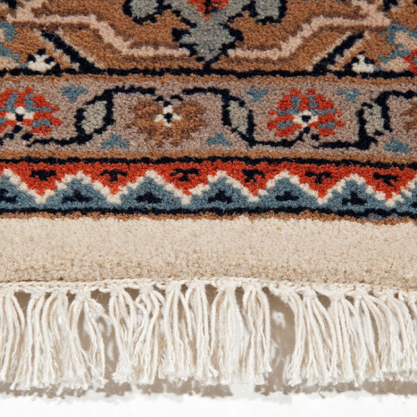 zijkant detail aanzicht van vloerkleed BIDJAR, in de kleur bruin creme, gemaakt van wol.