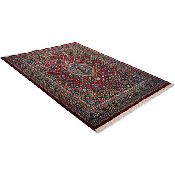 diagonaal aanzicht van vloerkleed BIDJAR, in de kleur rood blauw, gemaakt van wol.