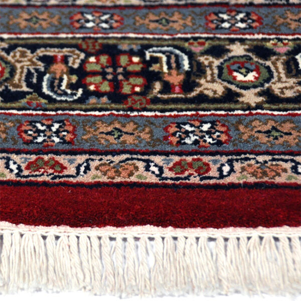 zijkant detail aanzicht van vloerkleed BIDJAR, in de kleur rood blauw, gemaakt van wol.