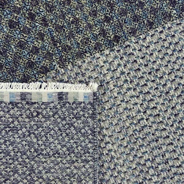 Achterkant hoek aanzicht van vloerkleed BRETTI, in de kleur blauw zwart gemaakt van wol.
