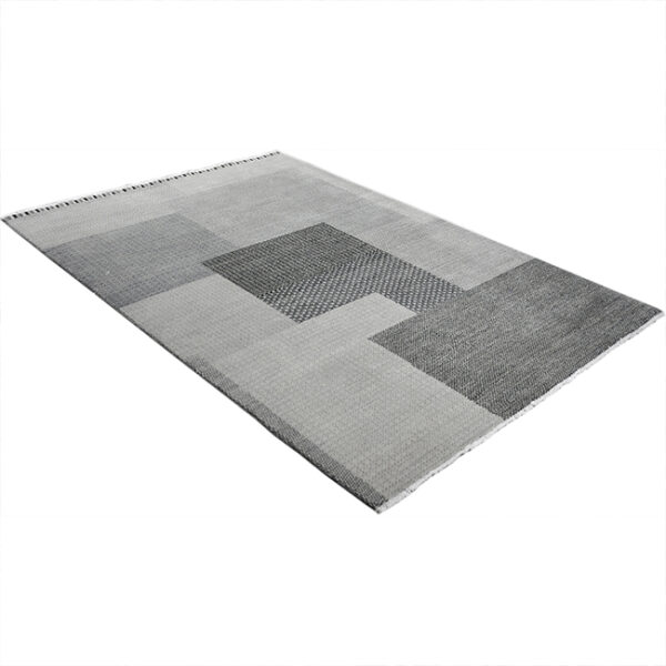 Diagonaal aanzicht van vloerkleed BRETTI, in de kleur grijs gemaakt van wol.v
