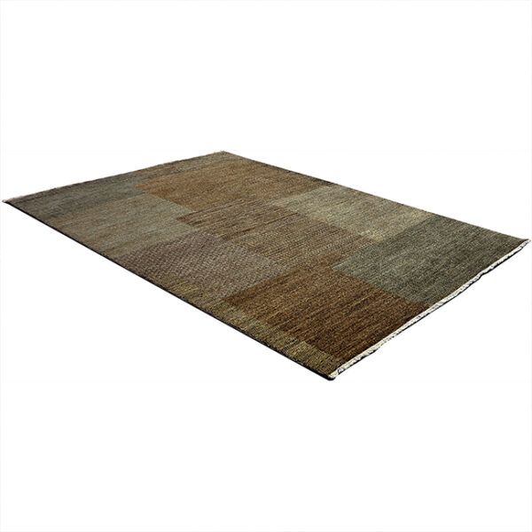 Diagonaal aanzicht van vloerkleed BRETTI, in de kleur groen gemaakt van wol.