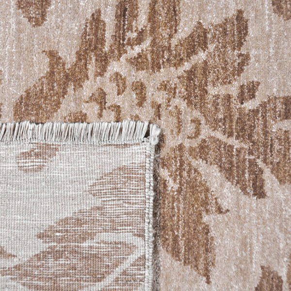 Achterkant hoek aanzicht van vloerkleed CALLCO, in de kleur beige bruin gemaakt van wol.