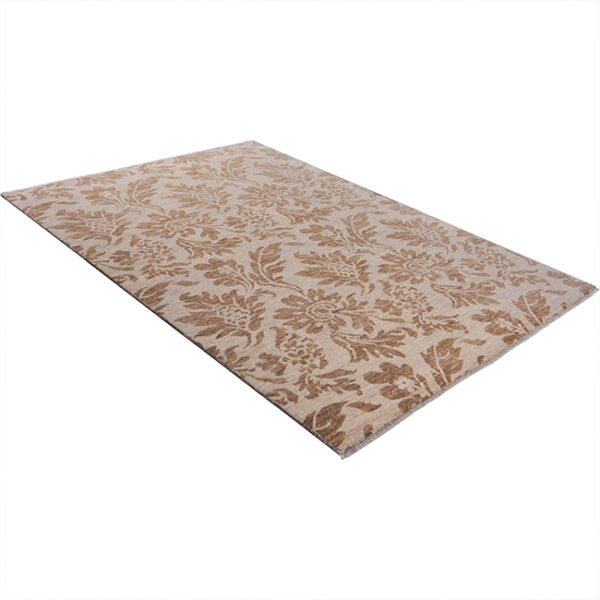 Diagonaal aanzicht van vloerkleed CALLCO, in de kleur beige bruin gemaakt van wol.