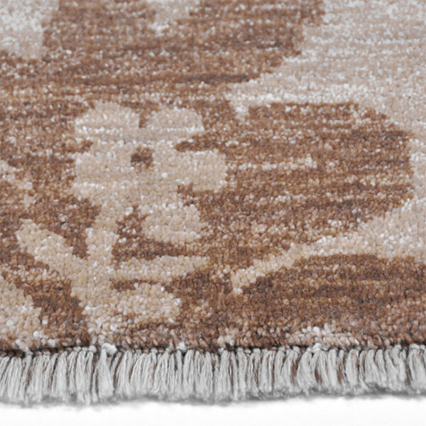 Zijkant detail aanzicht van vloerkleed CALLCO, in de kleur beige bruin gemaakt van wol.