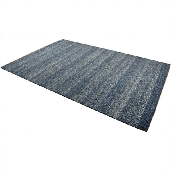 Diagonaal aanzicht van vloerkleed CANTELLO, in de kleur azure blauw gemaakt van wol.
