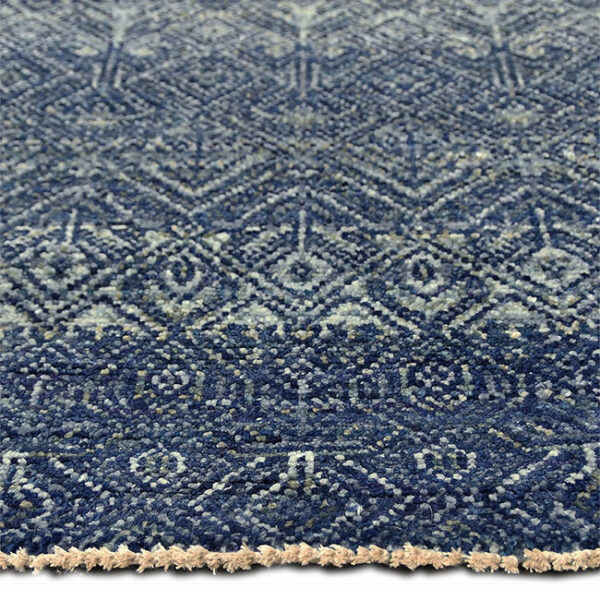 Zijkant detail aanzicht van vloerkleed CANTELLO, in de kleur azure blauw gemaakt van wol.