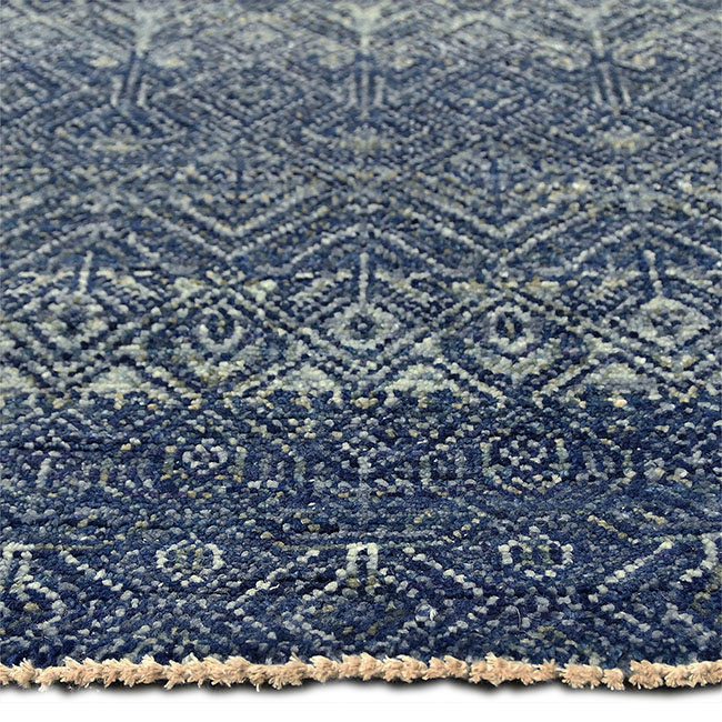 Zijkant detail aanzicht van vloerkleed CANTELLO, in de kleur azure blauw gemaakt van wol.