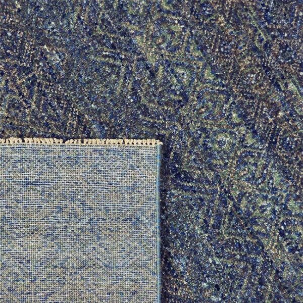 Achterkant hoek aanzicht van vloerkleed CANTELLO, in de kleur blauw grijs gemaakt van wol.