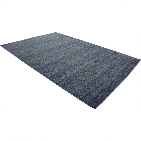 Diagonaal aanzicht van vloerkleed CANTELLO, in de kleur blauw grijs gemaakt van wol.