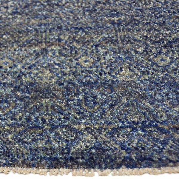 Zijkant detail aanzicht van vloerkleed CANTELLO, in de kleur blauw grijs gemaakt van wol.