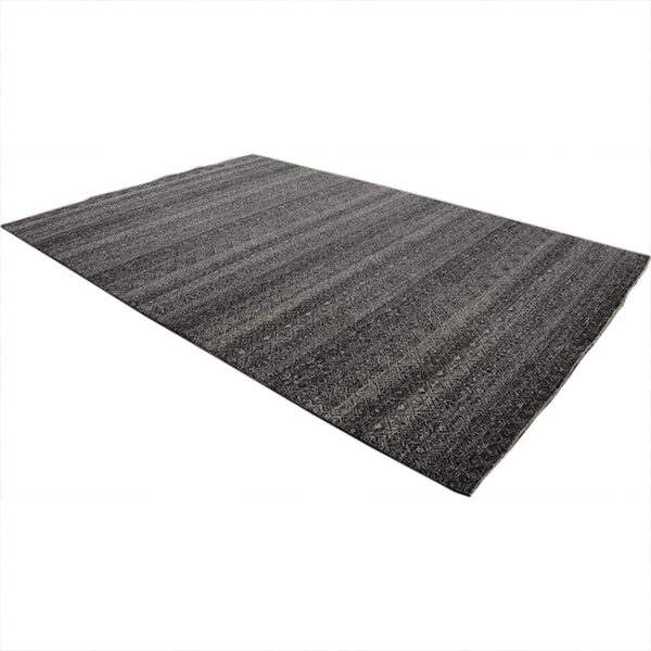 Diagonaal aanzicht van vloerkleed CANTELLO, in de kleur carbon grijs gemaakt van wol.
