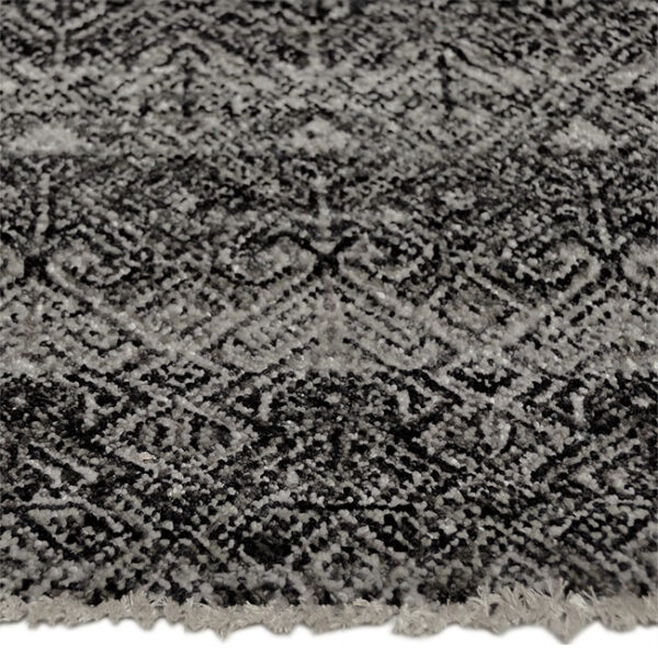 Zijkant detail aanzicht van vloerkleed CANTELLO, in de kleur carbon grijs gemaakt van wol.