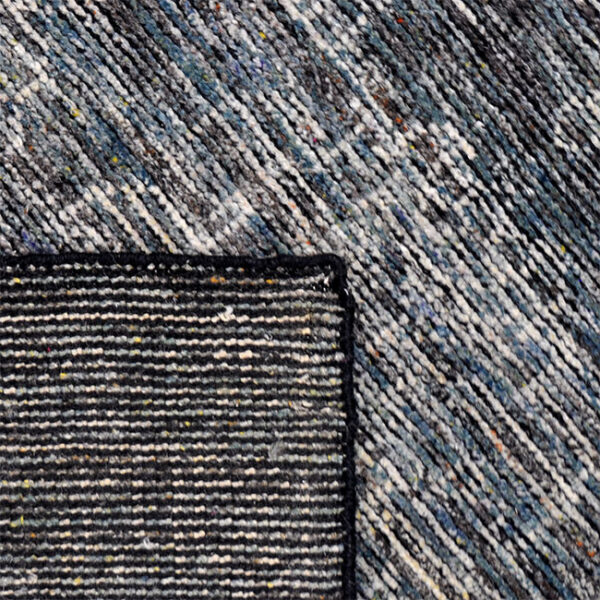 Achterkant hoek aanzicht van vloerkleed CITY queens, in de kleur blauw multi gemaakt van wol.