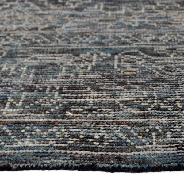 Zijkant detail aanzicht van vloerkleed CITY queens, in de kleur blauw multi gemaakt van wol.