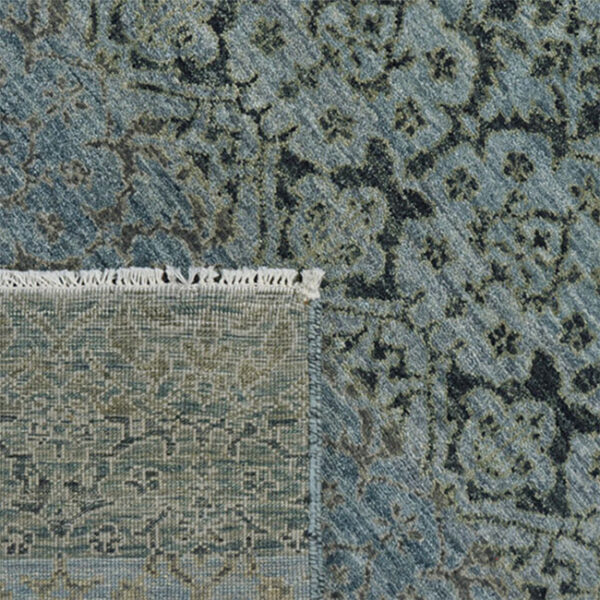 Achterkant hoek aanzicht van vloerkleed DAMASK, in de kleur blauw texel gemaakt van wol.