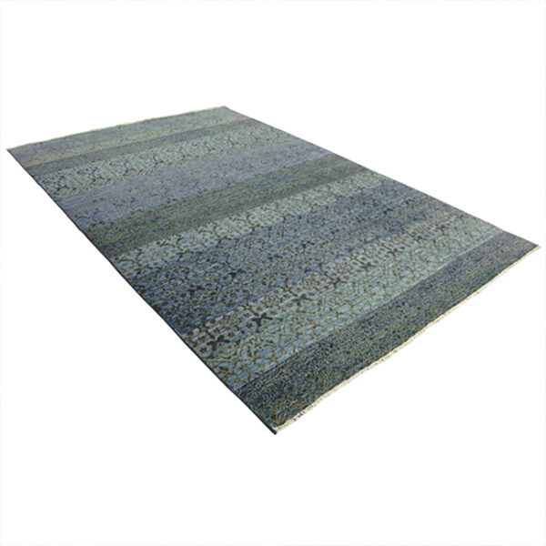 Diagonaal aanzicht van vloerkleed DAMASK, in de kleur blauw texel gemaakt van wol.
