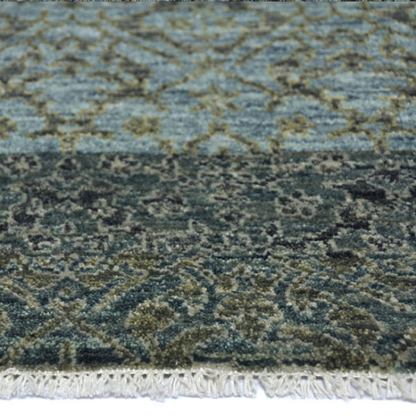 Zijkant detail aanzicht van vloerkleed DAMASK, in de kleur blauw texel gemaakt van wol.
