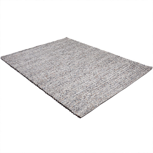 Diagonaal aanzicht van vloerkleed ETNA, in de kleur naturel roest blauw, gemaakt van wol.